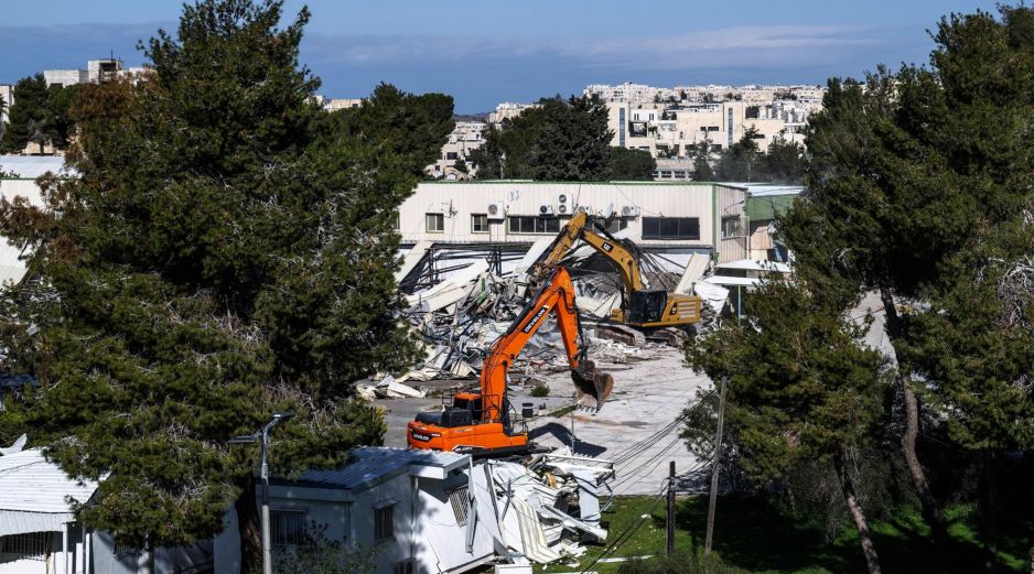 Desde la sede destruida se daba ayuda y servicios a unos 2.5 millones de refugiados palestinos en Gaza, la ocupada Cisjordania y Jerusalén Oriental, así como a 3 millones más de refugiados en Siria, Jordania y Líbano. EFE/A. Safadi