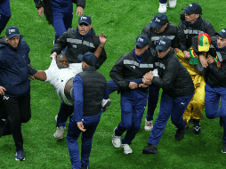 El entrenador de Senegal lideró a su equipo fuera del campo mientras los aficionados marroquíes celebraban la decisión del penal y silbaban las peleas en el campo. AP / ARCHIVO