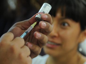 Las autoridades reiteran que las vacunas están disponibles en todos los hospitales públicos del país. EFE / ARCHIVO