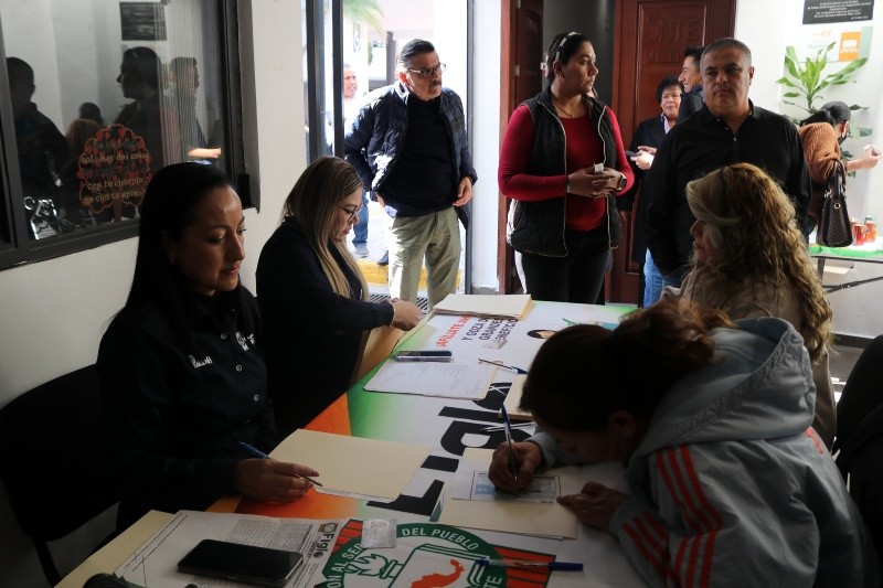 &nbsp;Socios recibiendo su recompensa de rubro de Seguro de Vida. ESPECIAL