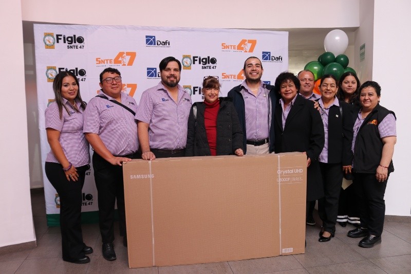 Socia recibiendo su incentivo por buena Cultura de Pago. ESPECIAL&nbsp;