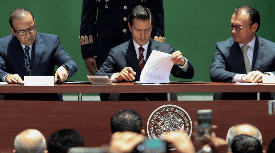 Mayo del 2016, el ex presidente de México, Enrique Peña Nieto, firmó como testigo los convenios para la ejecución de acciones en materia de formalización del empleo en Palacio Nacional. SUN/ ARCHIVO