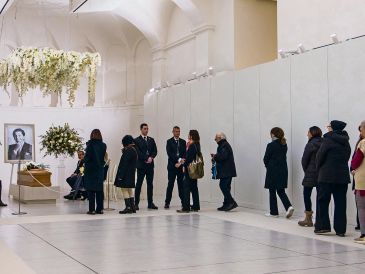 El féretro del diseñador italiano Valentino Garavani durante su velatorio en la Fundación PM23, en Roma. AFP