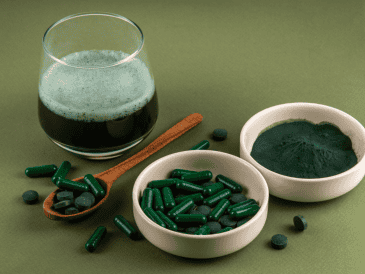 La espirulina puede ofrecer beneficios nutricionales interesantes y apoyar la salud en ciertos casos, pero también conlleva riesgos si se consume de manera indiscriminada o sin información adecuada.  CANVA