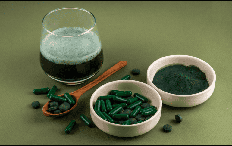 La espirulina puede ofrecer beneficios nutricionales interesantes y apoyar la salud en ciertos casos, pero también conlleva riesgos si se consume de manera indiscriminada o sin información adecuada.  CANVA