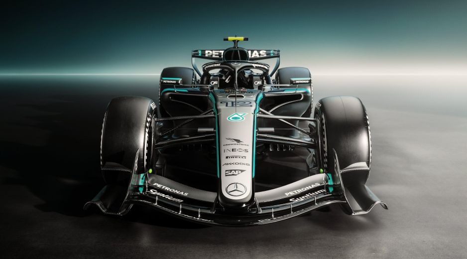 La escudería Mercedes difundió este jueves 22 de enero las primeras imágenes de su nuevo monoplaza para la temporada 2026. X / @MercedesAMGF1