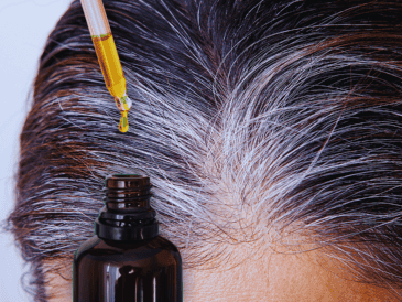 El aceite de coco es popular para el tratamiento de las canas porque ayuda a reducir la fragilidad del cabello canoso. ESPECIAL / CANVA