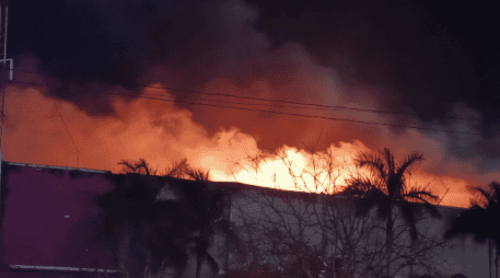 El siniestro comenzó sobre la 01:00 de la madrugada en las instalaciones de la empresa, localizada en Matamoros, Tamaulipas. SUN/ESPECIAL