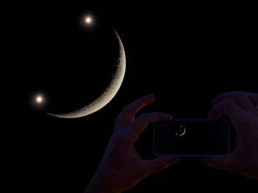 La "Luna sonriente" es una curiosa formación donde la Luna y dos planetas parece que dibujarán un rostro en el firmamento. ESPECIAL / CANVA