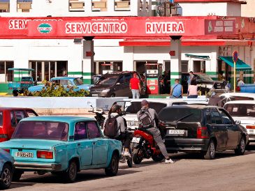 Las filas en los servicentros de la Habana se petrifican ante el desabasto de combustible tras la caída de Maduro. EFE/ Ernesto Mastrascusa