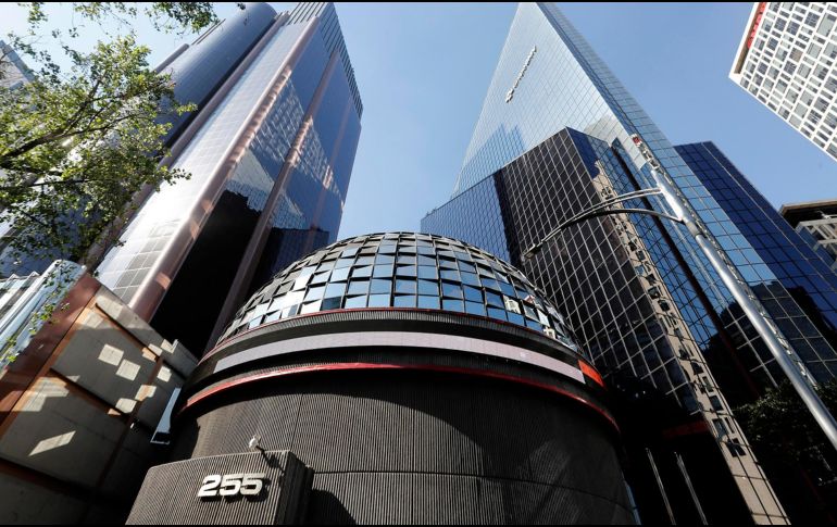 En la jornada, el tipo de cambio registró una apreciación del 0.64 % con un nivel de 17.37 pesos por dólar, luego de mantenerse dos sesiones consecutivas en 17.48, según datos del Banco de México. EFE / ARCHIVO