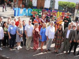 Tlaquepaque entregó una figura de colibrí de vidrio soplado, simbolizando esperanza, por su parte, Springfield obsequió chocolates elaborados por empresas locales. CORTESÍA
