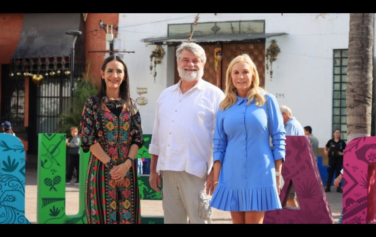 Tlaquepaque entregó una figura de colibrí de vidrio soplado, simbolizando esperanza, por su parte, Springfield obsequió chocolates elaborados por empresas locales. CORTESÍA