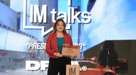 Claudia Vázquez destacó que su visión rompe con la idea de la moda superficial para adaptarla a una herramienta que tiene como propósito “unir lazos a través de la inclusión y el respeto”. ESPECIAL