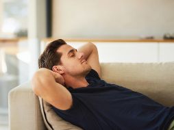 El estudio da una explicación biológica de por qué las personas suelen rendir mejor después de una siesta por la tarde. ESPECIAL / CANVA