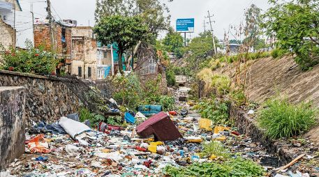 El río Atemajac presenta acumulación de basura y residuos de gran tamaño que obstruyen alcantarillas; entre muebles, electrodomésticos y desechos orgánicos, estos tapones contribuyen al riesgo de inundaciones en la zona. EL INFORMADOR/A. Navarro
