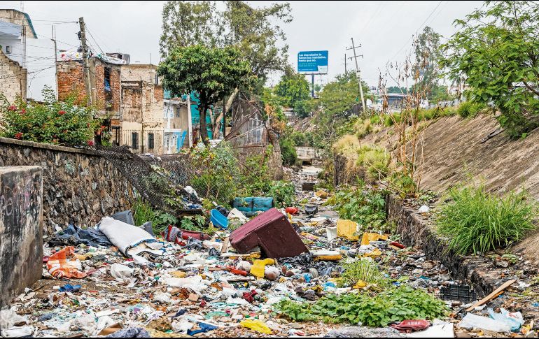 El río Atemajac presenta acumulación de basura y residuos de gran tamaño que obstruyen alcantarillas; entre muebles, electrodomésticos y desechos orgánicos, estos tapones contribuyen al riesgo de inundaciones en la zona. EL INFORMADOR/A. Navarro
