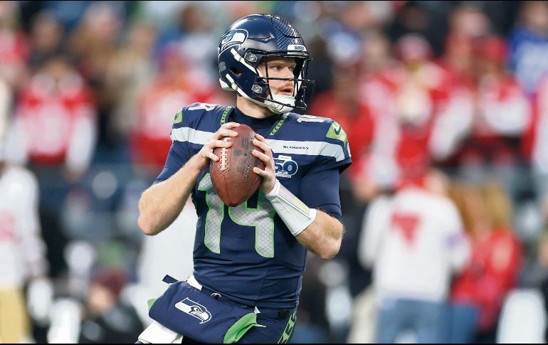 Las molestias de Sam Darnold serán clave ante una defensiva de Los Ángeles que necesita presionarlo para inclinar la balanza a su favor. AFP