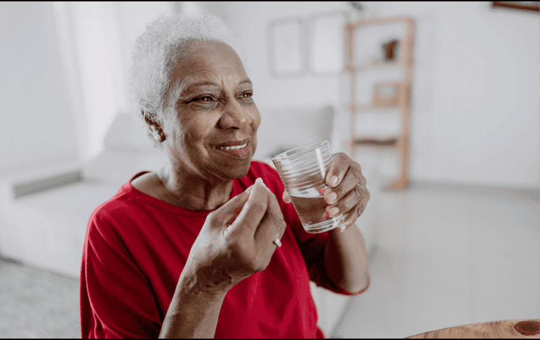 La mayor rapidez de las pastillas sublinguales frente a las cápsulas normales se debe a su absorción directa en la sangre, evitando el sistema digestivo y el metabolismo hepático inicial. CANVA