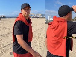 Javier Hernández se mofó del balón que mandó por encima de la cabaña de Andrés Gudiño. ESPECIAL.