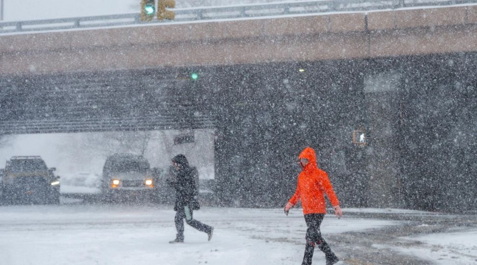 En Polonia, se esperan temperaturas nocturnas de hasta -15°C, con viento y lluvia helada que persistirá hasta el miércoles al menos. EFE/EPA/O. FEDOROVA
