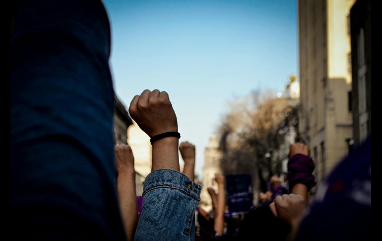 Los manifestantes vestían de blanco y portaban rosas blancas como símbolo de paz y recuerdo por las víctimas. PEXELS