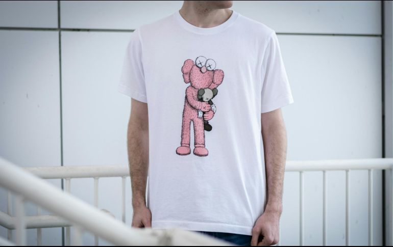 El uso constante de la lavadora, el calor excesivo o productos inadecuados pueden provocar que el dibujo se agriete o que las piedras decorativas se desprendan. Unsplash