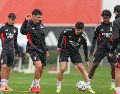 Jugadores del Benfica se preparan para su juego de hoy contra el Real Madrid. EFE/R. Minderico