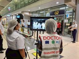 Médicos de cuarentena revisan los escáneres térmicos de pasajeros procedentes de la India en un aeropuerto de Tailandia. AP/Departamento de relaciones públicas del Aeropuerto Internacional Suvarnabhumi