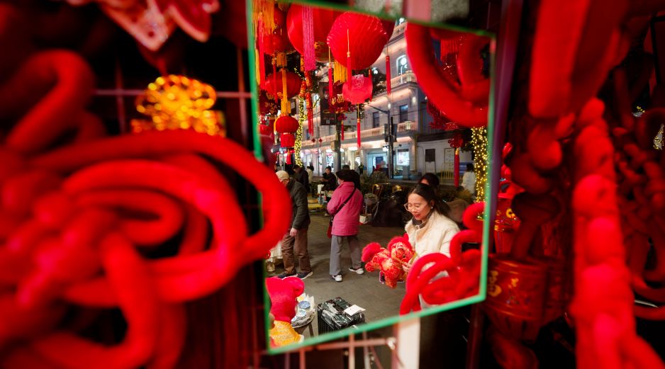 En la tradición oriental, cada uno de los doce animales del horóscopo son afines a elementos terrestres que propician su prosperidad, equilibrio y cuidado. EFE/EPA/A.  Plavevski