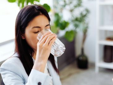 Más allá de quitar la sed, una buena hidratación permite que el organismo funcione de forma correcta. ESPECIAL / CANVA