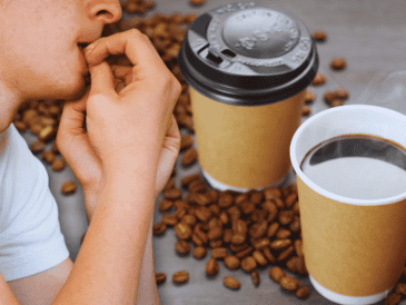 Las consecuencias de beber café en exceso son la ansiedad, el estrés y la falta de sueño, debido a que la cafeína sobreestimula el sistema nervioso. ESPECIAL / CANVA