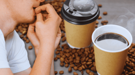 Las consecuencias de beber café en exceso son la ansiedad, el estrés y la falta de sueño, debido a que la cafeína sobreestimula el sistema nervioso. ESPECIAL / CANVA