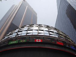 En la jornada, el peso mexicano se apreció un 0.17 % frente al dólar, al cotizar en 17.21 unidades por billete verde, frente a los 17.24 en la jornada anterior, según datos del Banco de México. EFE / ARCHIVO