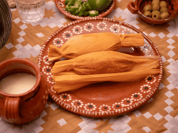 En este día se suelen llevar al templo a bendecir velas y figuras del Niño Dios vestido con diversos tipos de trajes, como parte de la tradición. CANVA