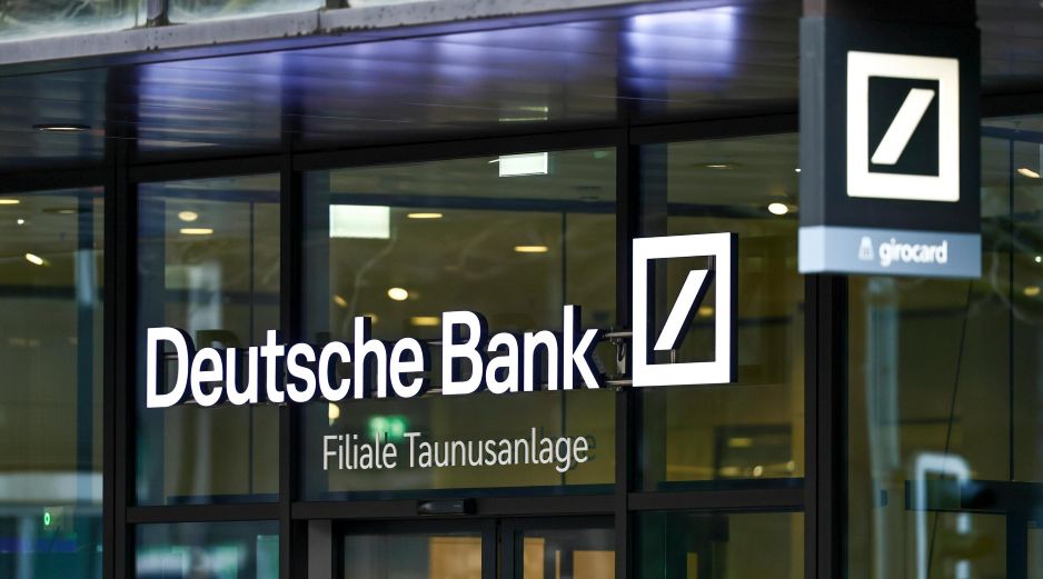 La Policía alemana registró este miércoles las oficinas de Deutsche Bank en Fráncfort y Berlín ante sospechas de blanqueo de dinero, a solo un día de que el mayor banco de Alemania presente su balance correspondiente a 2025. EFE / ARCHIVO