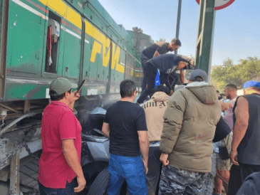 El conductor quedó atrapado dentro del vehículo tras el violento impacto con el convoy ferroviario, lo que obligó la intervención de los servicios de emergencia.ESPECIAL