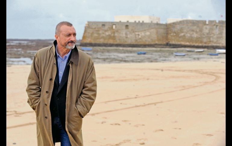 Arturo Pérez-Reverte. El escritor cuestiona las presiones políticas y la falta de garantías para un debate público plural. AFP