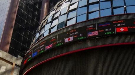 En la jornada, el tipo de cambio se depreció un 0.1 % hasta un nivel de 17.23 pesos por dólar, luego de que en la jornada previa apuntara a los 17.22, según datos del Banco de México. NTX / ARCHIVO