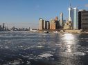Hielo flota en el puerto de Nueva York en la confluencia de los ríos Este y Hudson. EFE/SARAH YENESEL