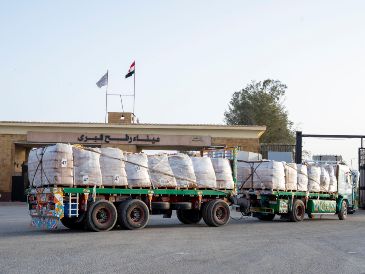Un camión llega al lado egipcio del paso fronterizo de Rafah, para pasar la inspección de las autoridades israelíes antes de entrar a la Franja de Gaza, el 27 de enero de 2026. AP/M. Arafat