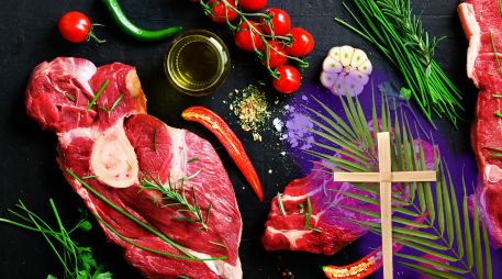 La práctica de no comer carne durante la Cuaresma y la Semana Santa no se limita a una regla alimentaria. Representa un acto simbólico de sacrificio y respeto. ESPECIAL / CANVA