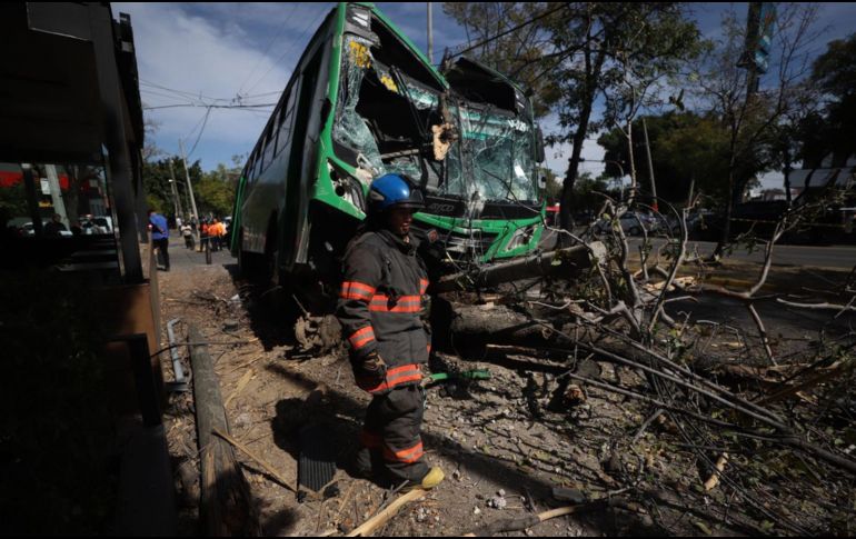 El accidente vehicular causó algunas afectaciones al tráfico de la zona de avenida Alcalde, por el momento, solo se reportan personas lesionadas. ESPECIAL