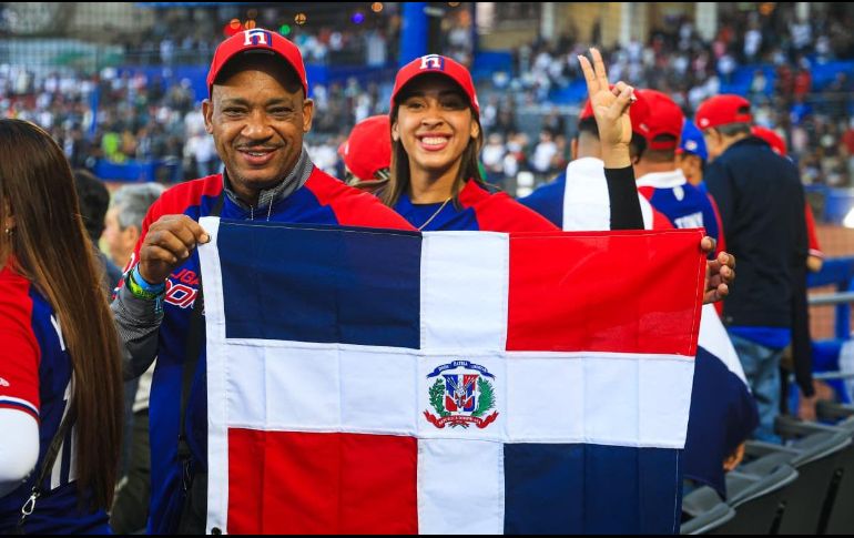 El Estadio Panamericano se vistió de fiesta cuando los fuegos pirotécnicos iluminaron el cielo tapatío y marcaron el inicio formal de una semana en la que la pelota será la gran protagonista. EL INFORMADOR/ J. ACOSTA.