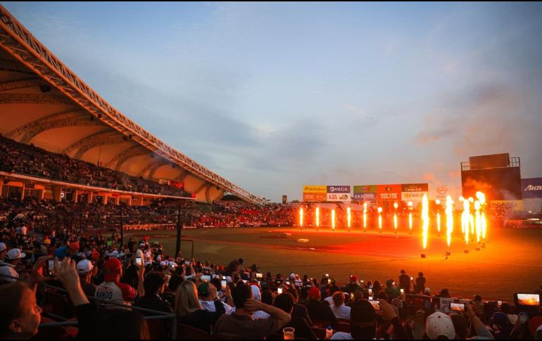 El Estadio Panamericano se vistió de fiesta cuando los fuegos pirotécnicos iluminaron el cielo tapatío y marcaron el inicio formal de una semana en la que la pelota será la gran protagonista. EL INFORMADOR/ J. ACOSTA.