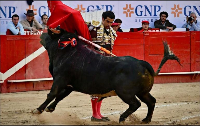 En el marco de la segunda corrida de la feria de aniversario, el matador queretano se alzó como el gran triunfador tras cortar dos apéndices. CORTESÍA/ Plaza de Toros Nuevo Progreso.