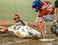 En la parte baja de la séptima entrada, Michael Wielansky, jugador de los Charros de Jalisco, fue puesto fuera con jugada en el plato en su intento por anotar lo que pudo haber representado el empate a cinco carreras frente a República Dominicana. ESPECIAL