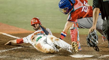 En la parte baja de la séptima entrada, Michael Wielansky, jugador de los Charros de Jalisco, fue puesto fuera con jugada en el plato en su intento por anotar lo que pudo haber representado el empate a cinco carreras frente a República Dominicana. ESPECIAL