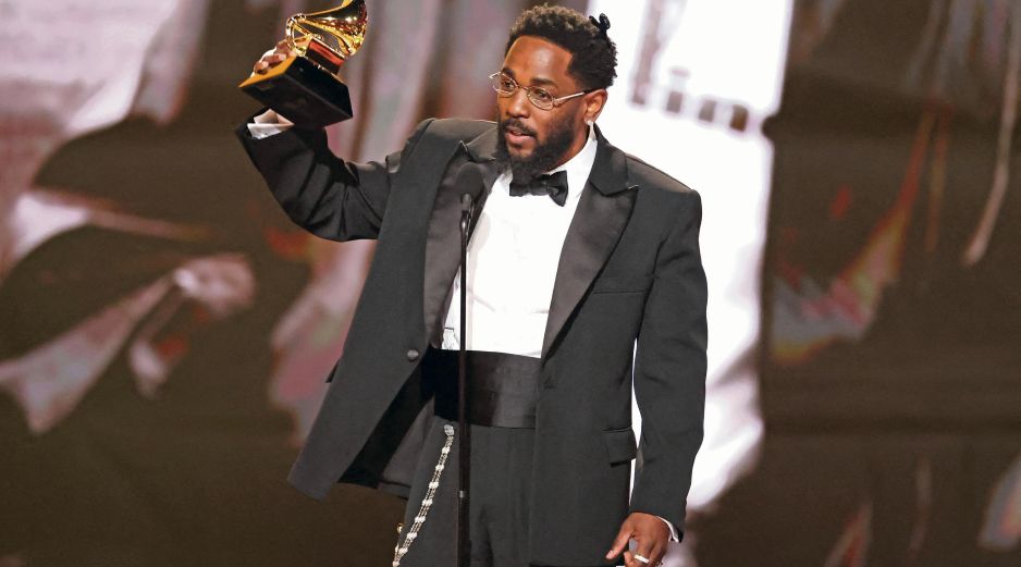 El rapero Kendrick Lamar dominó en su categoría y también brilló al ganar Grabación del año. AFP