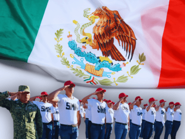 Los jovenes mexicanos ahora tendrán la posibilidad de realizar su Servicio Militar Nacional en México (SMN) en sólo tres meses y no en un año. ESPECIAL / CANVA / Gobierno de México